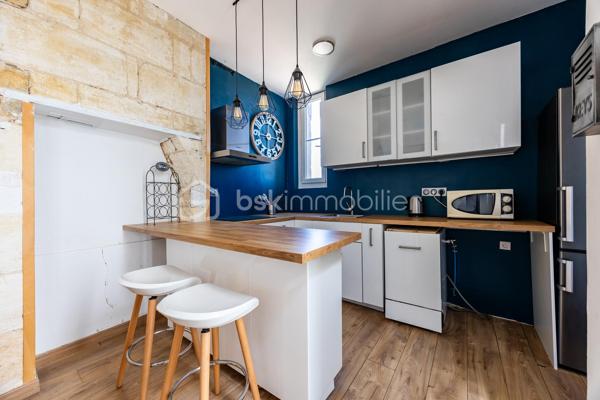 Duplex de charme dans secteur recherché

Situé au troisième étage d’un immeuble en pierre, au sein d’une petite copropriété, ce duplex de 40m² loi Carrez bénéficie d’un emplacement de choix et séduit par son caractère authentique.
L’appartement dispose d'éléments qui lui confère du cachet, tels que la pierre apparente, les poutres, le parquet ainsi qu’une belle hauteur sous plafond, créant une atmosphère chaleureuse et élégante.
De plus, grâce à ses nombreuses ouvertures, l’appartement bénéficie d’une belle luminosité tout au long de la journée, et aucune nuisance sonore n'est à signaler puisque le bien donne sur l'arrière de l'immeuble.

Agencement
Le premier niveau se compose d’un séjour avec cuisine ouverte, aménagée et équipée, ainsi que d’une salle d’eau.
Le second niveau accueille une chambre, offrant un espace nuit intime et cosy, parfaitement séparé de la pièce de vie.

Idéal pour une résidence principale, un pied-à-terre ou un investissement. Pour plus d'informations ou pour organiser une visite, n'hésitez-pas à me contacter !