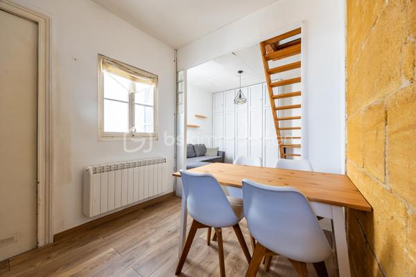 Duplex de charme dans secteur recherché

Situé au troisième étage d’un immeuble en pierre, au sein d’une petite copropriété, ce duplex de 40m² loi Carrez bénéficie d’un emplacement de choix et séduit par son caractère authentique.
L’appartement dispose d'éléments qui lui confère du cachet, tels que la pierre apparente, les poutres, le parquet ainsi qu’une belle hauteur sous plafond, créant une atmosphère chaleureuse et élégante.
De plus, grâce à ses nombreuses ouvertures, l’appartement bénéficie d’une belle luminosité tout au long de la journée, et aucune nuisance sonore n'est à signaler puisque le bien donne sur l'arrière de l'immeuble.

Agencement
Le premier niveau se compose d’un séjour avec cuisine ouverte, aménagée et équipée, ainsi que d’une salle d’eau.
Le second niveau accueille une chambre, offrant un espace nuit intime et cosy, parfaitement séparé de la pièce de vie.

Idéal pour une résidence principale, un pied-à-terre ou un investissement. Pour plus d'informations ou pour organiser une visite, n'hésitez-pas à me contacter !