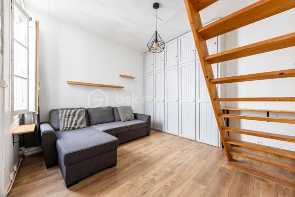 Duplex de charme dans secteur recherché

Situé au troisième étage d’un immeuble en pierre, au sein d’une petite copropriété, ce duplex de 40m² loi Carrez bénéficie d’un emplacement de choix et séduit par son caractère authentique.
L’appartement dispose d'éléments qui lui confère du cachet, tels que la pierre apparente, les poutres, le parquet ainsi qu’une belle hauteur sous plafond, créant une atmosphère chaleureuse et élégante.
De plus, grâce à ses nombreuses ouvertures, l’appartement bénéficie d’une belle luminosité tout au long de la journée, et aucune nuisance sonore n'est à signaler puisque le bien donne sur l'arrière de l'immeuble.

Agencement
Le premier niveau se compose d’un séjour avec cuisine ouverte, aménagée et équipée, ainsi que d’une salle d’eau.
Le second niveau accueille une chambre, offrant un espace nuit intime et cosy, parfaitement séparé de la pièce de vie.

Idéal pour une résidence principale, un pied-à-terre ou un investissement. Pour plus d'informations ou pour organiser une visite, n'hésitez-pas à me contacter !