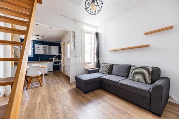 Duplex de charme dans secteur recherché

Situé au troisième étage d’un immeuble en pierre, au sein d’une petite copropriété, ce duplex de 40m² loi Carrez bénéficie d’un emplacement de choix et séduit par son caractère authentique.
L’appartement dispose d'éléments qui lui confère du cachet, tels que la pierre apparente, les poutres, le parquet ainsi qu’une belle hauteur sous plafond, créant une atmosphère chaleureuse et élégante.
De plus, grâce à ses nombreuses ouvertures, l’appartement bénéficie d’une belle luminosité tout au long de la journée, et aucune nuisance sonore n'est à signaler puisque le bien donne sur l'arrière de l'immeuble.

Agencement
Le premier niveau se compose d’un séjour avec cuisine ouverte, aménagée et équipée, ainsi que d’une salle d’eau.
Le second niveau accueille une chambre, offrant un espace nuit intime et cosy, parfaitement séparé de la pièce de vie.

Idéal pour une résidence principale, un pied-à-terre ou un investissement. Pour plus d'informations ou pour organiser une visite, n'hésitez-pas à me contacter !