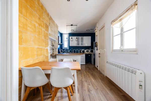 Duplex de charme dans secteur recherché

Situé au troisième étage d’un immeuble en pierre, au sein d’une petite copropriété, ce duplex de 40m² loi Carrez bénéficie d’un emplacement de choix et séduit par son caractère authentique.
L’appartement dispose d'éléments qui lui confère du cachet, tels que la pierre apparente, les poutres, le parquet ainsi qu’une belle hauteur sous plafond, créant une atmosphère chaleureuse et élégante.
De plus, grâce à ses nombreuses ouvertures, l’appartement bénéficie d’une belle luminosité tout au long de la journée, et aucune nuisance sonore n'est à signaler puisque le bien donne sur l'arrière de l'immeuble.

Agencement
Le premier niveau se compose d’un séjour avec cuisine ouverte, aménagée et équipée, ainsi que d’une salle d’eau.
Le second niveau accueille une chambre, offrant un espace nuit intime et cosy, parfaitement séparé de la pièce de vie.

Idéal pour une résidence principale, un pied-à-terre ou un investissement. Pour plus d'informations ou pour organiser une visite, n'hésitez-pas à me contacter !