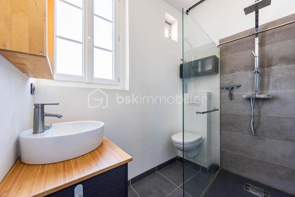 Duplex de charme dans secteur recherché

Situé au troisième étage d’un immeuble en pierre, au sein d’une petite copropriété, ce duplex de 40m² loi Carrez bénéficie d’un emplacement de choix et séduit par son caractère authentique.
L’appartement dispose d'éléments qui lui confère du cachet, tels que la pierre apparente, les poutres, le parquet ainsi qu’une belle hauteur sous plafond, créant une atmosphère chaleureuse et élégante.
De plus, grâce à ses nombreuses ouvertures, l’appartement bénéficie d’une belle luminosité tout au long de la journée, et aucune nuisance sonore n'est à signaler puisque le bien donne sur l'arrière de l'immeuble.

Agencement
Le premier niveau se compose d’un séjour avec cuisine ouverte, aménagée et équipée, ainsi que d’une salle d’eau.
Le second niveau accueille une chambre, offrant un espace nuit intime et cosy, parfaitement séparé de la pièce de vie.

Idéal pour une résidence principale, un pied-à-terre ou un investissement. Pour plus d'informations ou pour organiser une visite, n'hésitez-pas à me contacter !