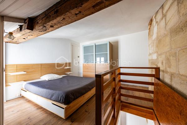 Duplex de charme dans secteur recherché

Situé au troisième étage d’un immeuble en pierre, au sein d’une petite copropriété, ce duplex de 40m² loi Carrez bénéficie d’un emplacement de choix et séduit par son caractère authentique.
L’appartement dispose d'éléments qui lui confère du cachet, tels que la pierre apparente, les poutres, le parquet ainsi qu’une belle hauteur sous plafond, créant une atmosphère chaleureuse et élégante.
De plus, grâce à ses nombreuses ouvertures, l’appartement bénéficie d’une belle luminosité tout au long de la journée, et aucune nuisance sonore n'est à signaler puisque le bien donne sur l'arrière de l'immeuble.

Agencement
Le premier niveau se compose d’un séjour avec cuisine ouverte, aménagée et équipée, ainsi que d’une salle d’eau.
Le second niveau accueille une chambre, offrant un espace nuit intime et cosy, parfaitement séparé de la pièce de vie.

Idéal pour une résidence principale, un pied-à-terre ou un investissement. Pour plus d'informations ou pour organiser une visite, n'hésitez-pas à me contacter !