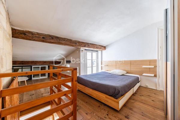 Duplex de charme dans secteur recherché

Situé au troisième étage d’un immeuble en pierre, au sein d’une petite copropriété, ce duplex de 40m² loi Carrez bénéficie d’un emplacement de choix et séduit par son caractère authentique.
L’appartement dispose d'éléments qui lui confère du cachet, tels que la pierre apparente, les poutres, le parquet ainsi qu’une belle hauteur sous plafond, créant une atmosphère chaleureuse et élégante.
De plus, grâce à ses nombreuses ouvertures, l’appartement bénéficie d’une belle luminosité tout au long de la journée, et aucune nuisance sonore n'est à signaler puisque le bien donne sur l'arrière de l'immeuble.

Agencement
Le premier niveau se compose d’un séjour avec cuisine ouverte, aménagée et équipée, ainsi que d’une salle d’eau.
Le second niveau accueille une chambre, offrant un espace nuit intime et cosy, parfaitement séparé de la pièce de vie.

Idéal pour une résidence principale, un pied-à-terre ou un investissement. Pour plus d'informations ou pour organiser une visite, n'hésitez-pas à me contacter !