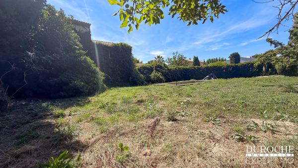 Terrain à bâtir viabilisé de 552 m² à Caderousse – Libre constructeur, fond d’impasse