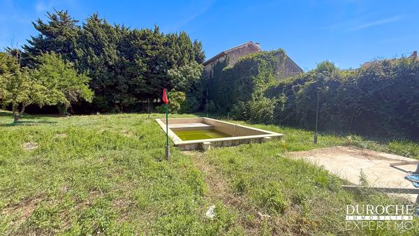 Terrain à bâtir viabilisé de 552 m² à Caderousse – Libre constructeur, fond d’impasse