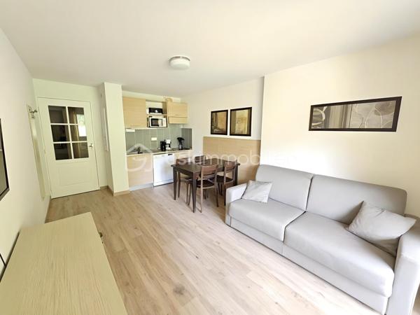 VALERIE LARRIER vous propose ce T2  offrant 4 couchages, idéal pour vos séjours à la montagne ! Situé dans une résidence de standing avec piscine, hammam et ascenseur, cet appartement allie confort et praticité.

✨ Les atouts du bien :
✅ Grand coin montagne avec 2 lits simples (possibilité de le fermer)
✅ Belle pièce à vivre avec kitchenette équipée
✅ Salle de bains & WC séparés
✅ Terrasse pour profiter du cadre enchanteur
✅ VENDU AVEC PLACE DE PARKING INTERIEURE !!
✅ Départ et retour skis aux pieds

Emplacement idéal, parfait pour profiter pleinement des sports d’hiver et des activités estivales.

Les charges comprennent l'eau et l'électricité
Taxe foncière 660 €

Intéressés ? Contactez moi pour plus d’informations ou une visite !