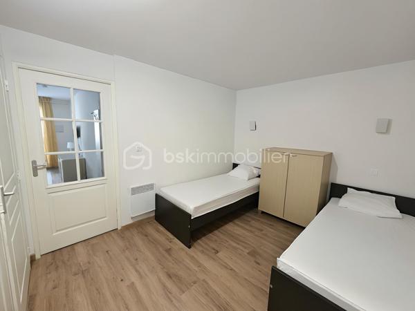 VALERIE LARRIER vous propose ce T2  offrant 4 couchages, idéal pour vos séjours à la montagne ! Situé dans une résidence de standing avec piscine, hammam et ascenseur, cet appartement allie confort et praticité.

✨ Les atouts du bien :
✅ Grand coin montagne avec 2 lits simples (possibilité de le fermer)
✅ Belle pièce à vivre avec kitchenette équipée
✅ Salle de bains & WC séparés
✅ Terrasse pour profiter du cadre enchanteur
✅ VENDU AVEC PLACE DE PARKING INTERIEURE !!
✅ Départ et retour skis aux pieds

Emplacement idéal, parfait pour profiter pleinement des sports d’hiver et des activités estivales.

Les charges comprennent l'eau et l'électricité
Taxe foncière 660 €

Intéressés ? Contactez moi pour plus d’informations ou une visite !