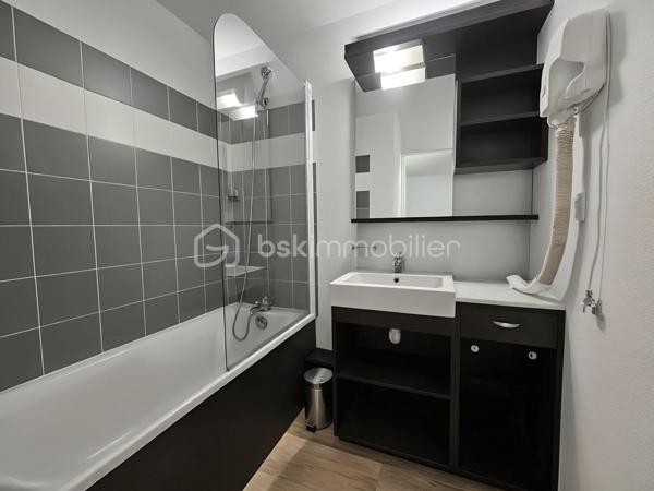 VALERIE LARRIER vous propose ce T2  offrant 4 couchages, idéal pour vos séjours à la montagne ! Situé dans une résidence de standing avec piscine, hammam et ascenseur, cet appartement allie confort et praticité.

✨ Les atouts du bien :
✅ Grand coin montagne avec 2 lits simples (possibilité de le fermer)
✅ Belle pièce à vivre avec kitchenette équipée
✅ Salle de bains & WC séparés
✅ Terrasse pour profiter du cadre enchanteur
✅ VENDU AVEC PLACE DE PARKING INTERIEURE !!
✅ Départ et retour skis aux pieds

Emplacement idéal, parfait pour profiter pleinement des sports d’hiver et des activités estivales.

Les charges comprennent l'eau et l'électricité
Taxe foncière 660 €

Intéressés ? Contactez moi pour plus d’informations ou une visite !