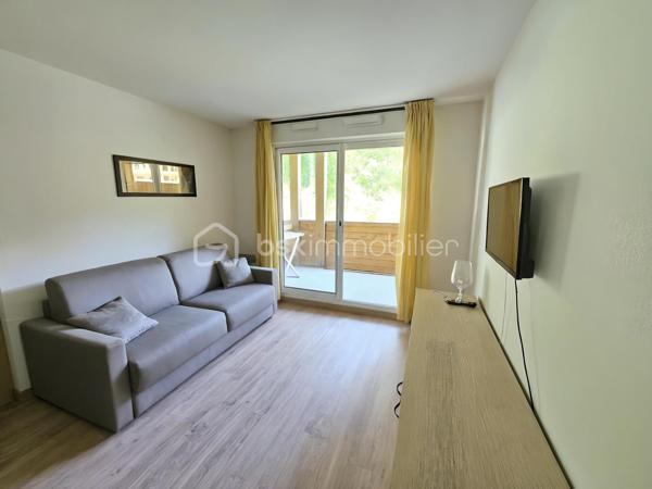 VALERIE LARRIER vous propose ce T2  offrant 4 couchages, idéal pour vos séjours à la montagne ! Situé dans une résidence de standing avec piscine, hammam et ascenseur, cet appartement allie confort et praticité.

✨ Les atouts du bien :
✅ Grand coin montagne avec 2 lits simples (possibilité de le fermer)
✅ Belle pièce à vivre avec kitchenette équipée
✅ Salle de bains & WC séparés
✅ Terrasse pour profiter du cadre enchanteur
✅ VENDU AVEC PLACE DE PARKING INTERIEURE !!
✅ Départ et retour skis aux pieds

Emplacement idéal, parfait pour profiter pleinement des sports d’hiver et des activités estivales.

Les charges comprennent l'eau et l'électricité
Taxe foncière 660 €

Intéressés ? Contactez moi pour plus d’informations ou une visite !
