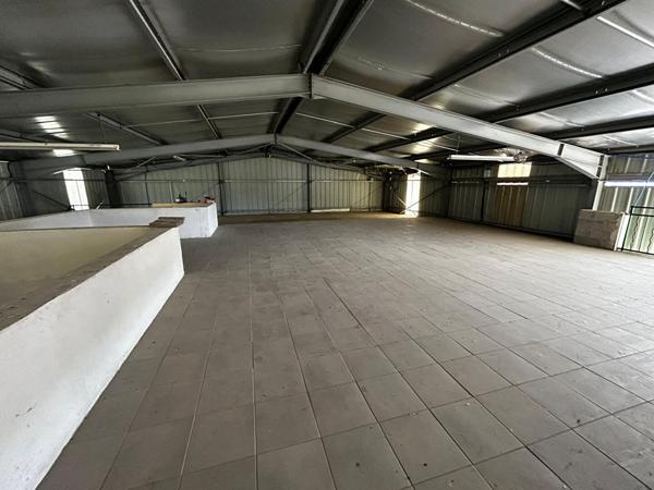 Local d'activité à Remoulins - 1444 m² de terrain dans une zone artisanale !