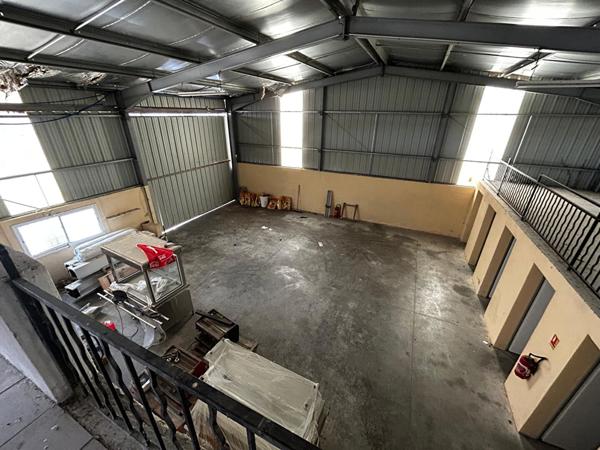 Local d'activité à Remoulins - 1444 m² de terrain dans une zone artisanale !