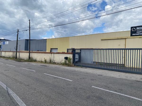 Bourgoin-Jallieu (38300) ENTREPOT 300m2 MEZZANINE 70m2 Terrain 600 m2