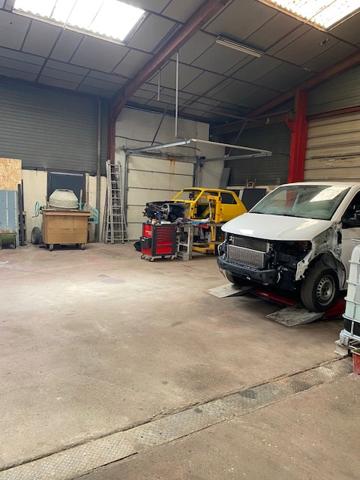 Bourgoin-Jallieu (38300) ENTREPOT 300m2 MEZZANINE 70m2 Terrain 600 m2