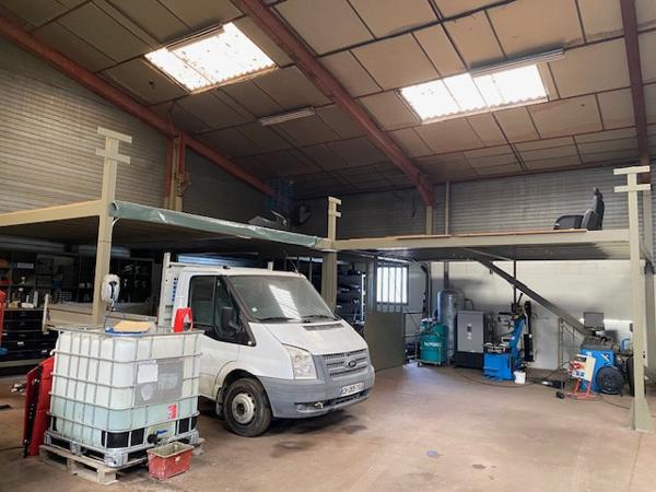 Bourgoin-Jallieu (38300) ENTREPOT 300m2 MEZZANINE 70m2 Terrain 600 m2