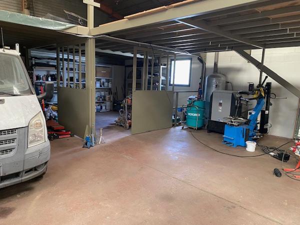 Bourgoin-Jallieu (38300) ENTREPOT 300m2 MEZZANINE 70m2 Terrain 600 m2