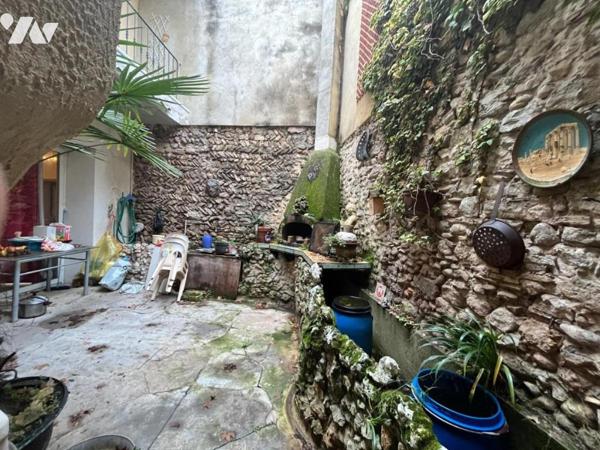 Spacieuse maison de ville avec cour intérieure et dépendance