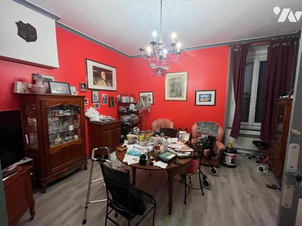 Spacieuse maison de ville avec cour intérieure et dépendance