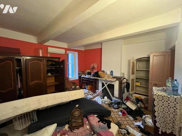 Spacieuse maison de ville avec cour intérieure et dépendance