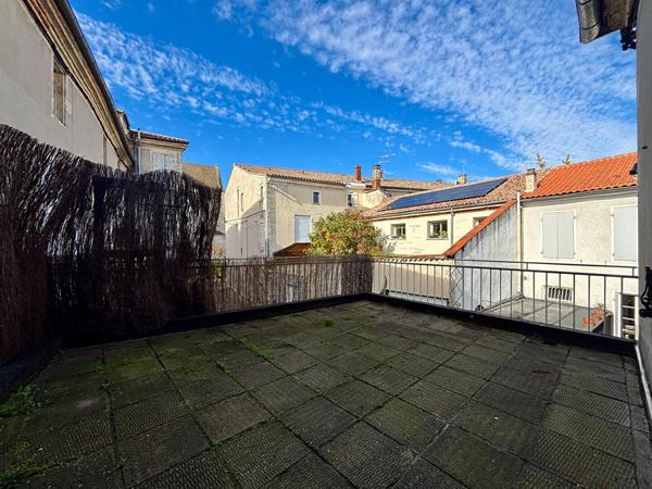 SECTEUR CATHEDRALE - A louer T2 meublé avec terrasse