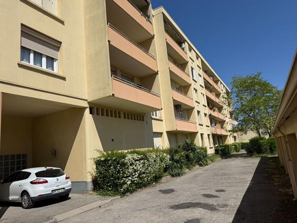 Appartement traversant de 103 m² avec terrasse garage parquets proche centre-ville et canal