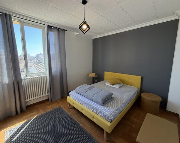 Appartement traversant de 103 m² avec terrasse garage parquets proche centre-ville et canal