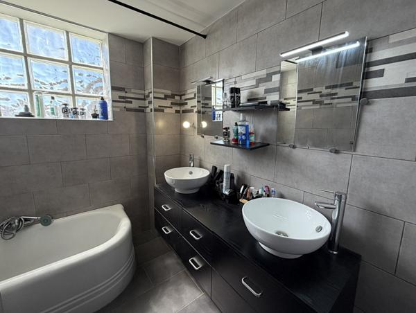 Appartement traversant de 103 m² avec terrasse garage parquets proche centre-ville et canal