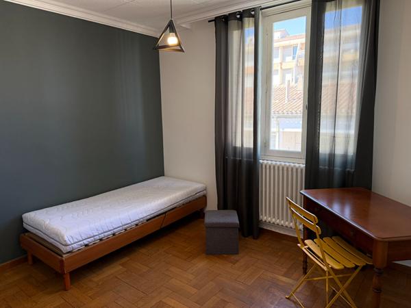 Appartement traversant de 103 m² avec terrasse garage parquets proche centre-ville et canal
