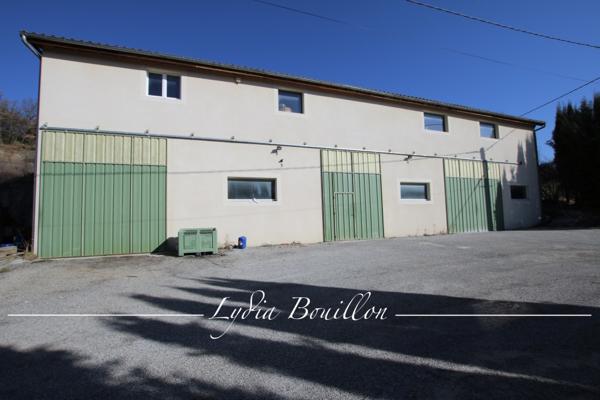 Crupies (26460) Drôme un beau site dans un environnement verdoyant - bâtiments surface 700 m2 - terrain 27 610 m2