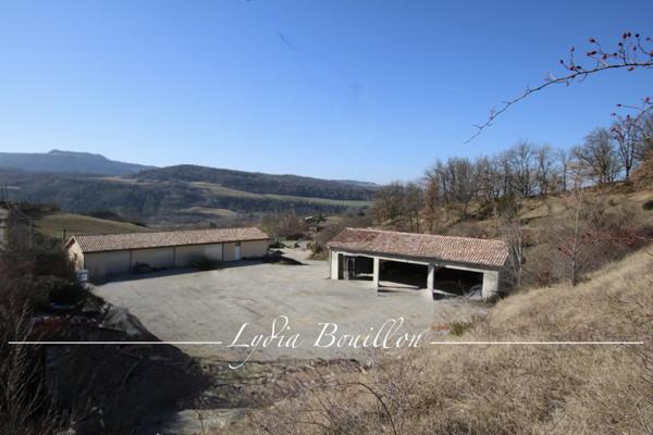 Crupies (26460) Drôme un beau site dans un environnement verdoyant - bâtiments surface 700 m2 - terrain 27 610 m2