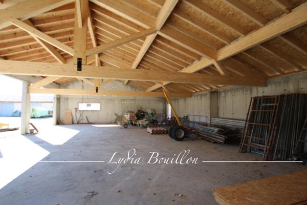 Crupies (26460) Drôme un beau site dans un environnement verdoyant - bâtiments surface 700 m2 - terrain 27 610 m2