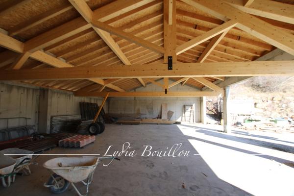 Crupies (26460) Drôme un beau site dans un environnement verdoyant - bâtiments surface 700 m2 - terrain 27 610 m2