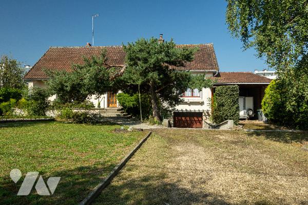 Une maison d'habitation comprenant : Au rdc : entrée, salon-salle à manger, cuisine, 2 chambres,