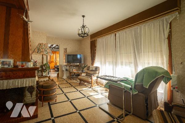 Une maison d'habitation comprenant : Au rdc : entrée, salon-salle à manger, cuisine, 2 chambres,