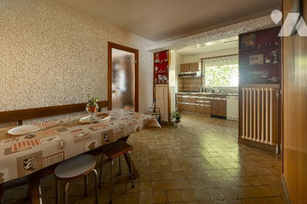 Une maison d'habitation comprenant : Au rdc : entrée, salon-salle à manger, cuisine, 2 chambres,