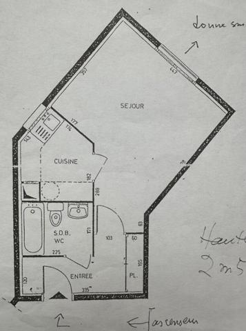Grand studio idéalement situé au coeur du quartier Mairie