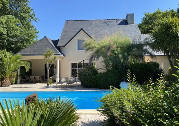Villa de 180 m² sur une parcelle de 2400 m² avec piscine chauffée et accès direct sur le golf