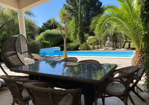 Villa de 180 m² sur une parcelle de 2400 m² avec piscine chauffée et accès direct sur le golf