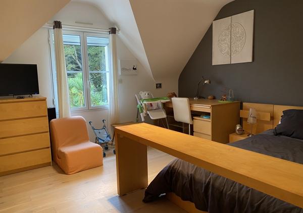 Villa de 180 m² sur une parcelle de 2400 m² avec piscine chauffée et accès direct sur le golf
