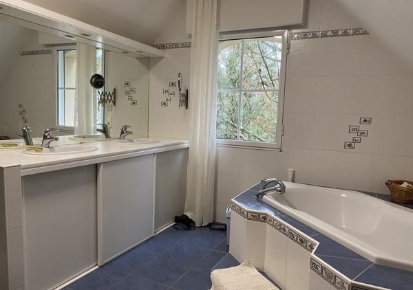 Villa de 180 m² sur une parcelle de 2400 m² avec piscine chauffée et accès direct sur le golf