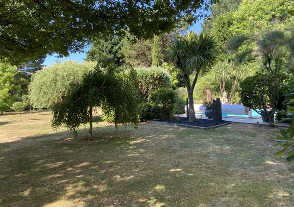 Villa de 180 m² sur une parcelle de 2400 m² avec piscine chauffée et accès direct sur le golf
