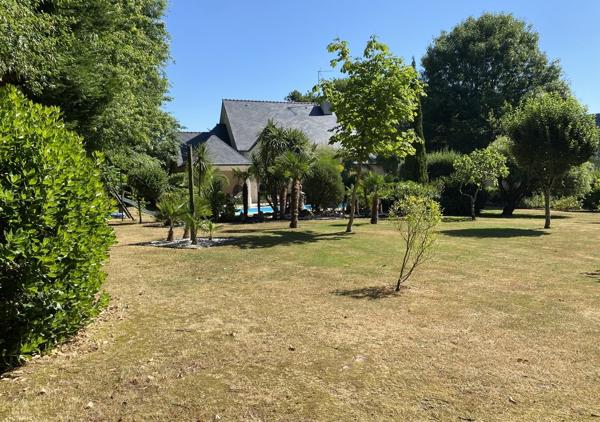 Villa de 180 m² sur une parcelle de 2400 m² avec piscine chauffée et accès direct sur le golf