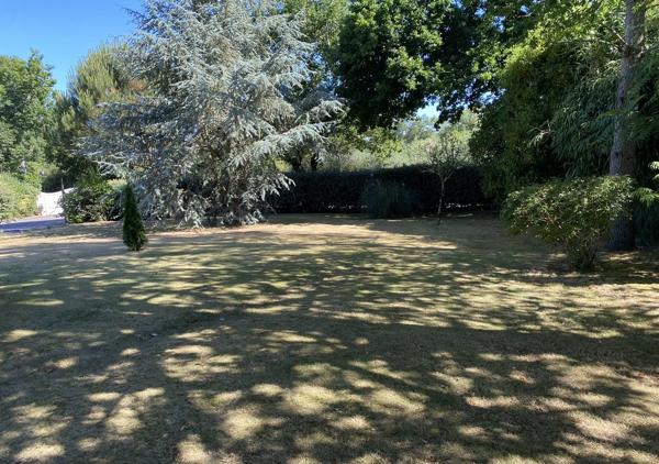 Villa de 180 m² sur une parcelle de 2400 m² avec piscine chauffée et accès direct sur le golf