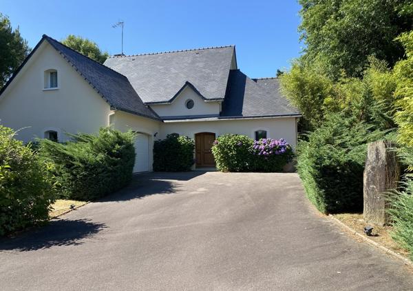 Villa de 180 m² sur une parcelle de 2400 m² avec piscine chauffée et accès direct sur le golf