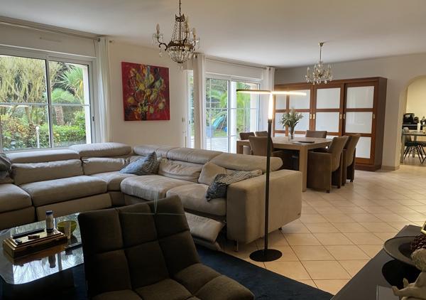 Villa de 180 m² sur une parcelle de 2400 m² avec piscine chauffée et accès direct sur le golf
