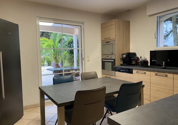 Villa de 180 m² sur une parcelle de 2400 m² avec piscine chauffée et accès direct sur le golf