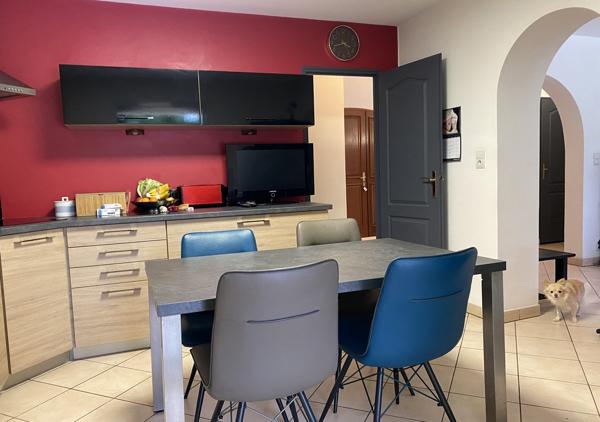 Villa de 180 m² sur une parcelle de 2400 m² avec piscine chauffée et accès direct sur le golf