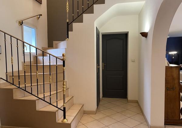 Villa de 180 m² sur une parcelle de 2400 m² avec piscine chauffée et accès direct sur le golf