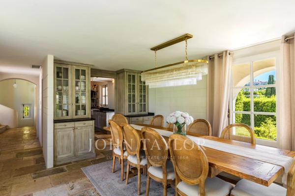 Élégante propriété avec une vue exceptionnelle sur Saint-Paul de Vence