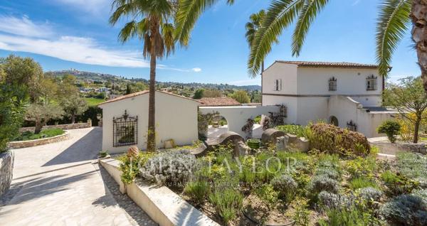 Élégante propriété avec une vue exceptionnelle sur Saint-Paul de Vence